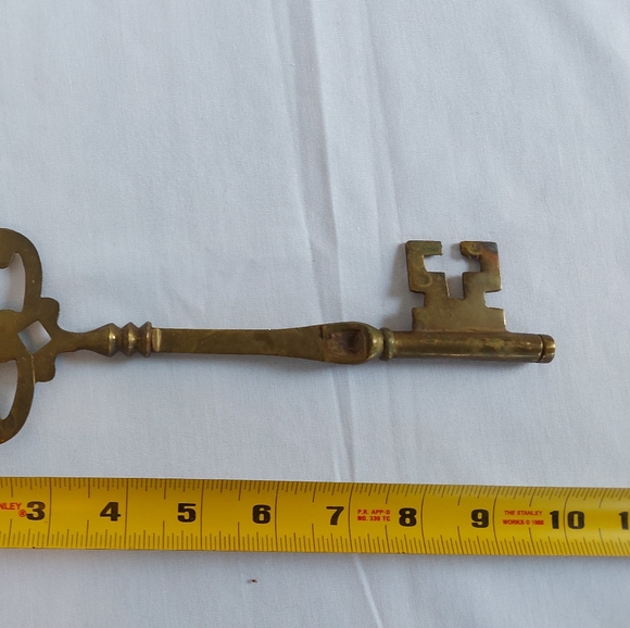 Vintage Large Solid Brass Skeleton Key Decorative Paperweight - Picture 6 of 8